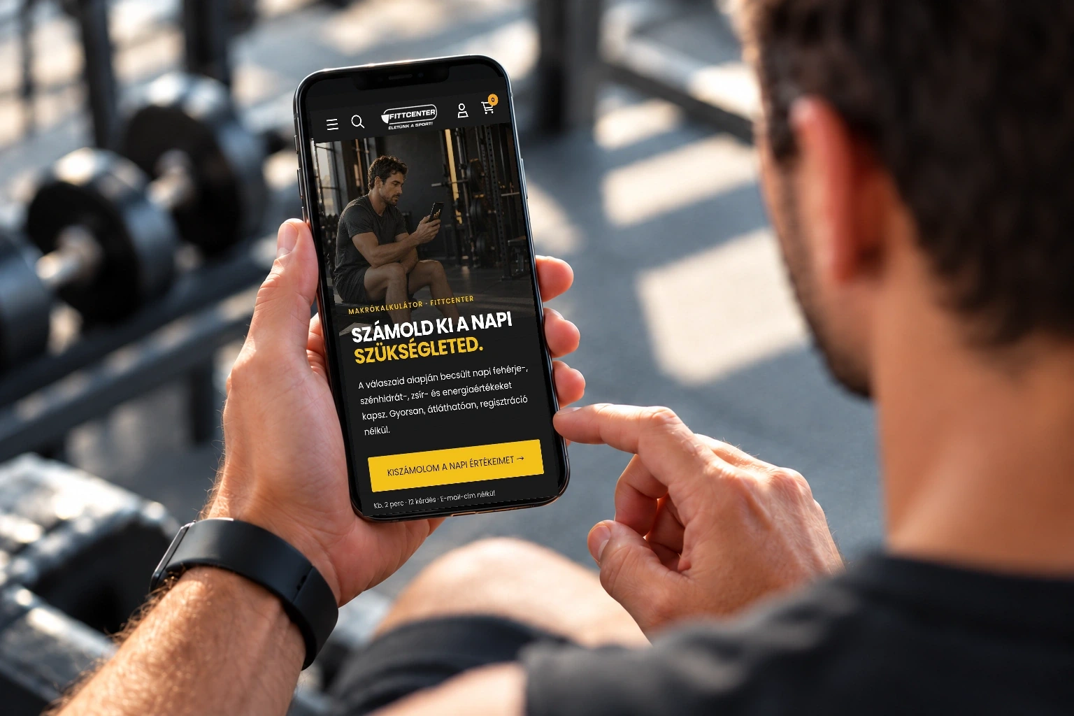 A FittCenter makrókalkulátora egy kézben tartott telefonon
