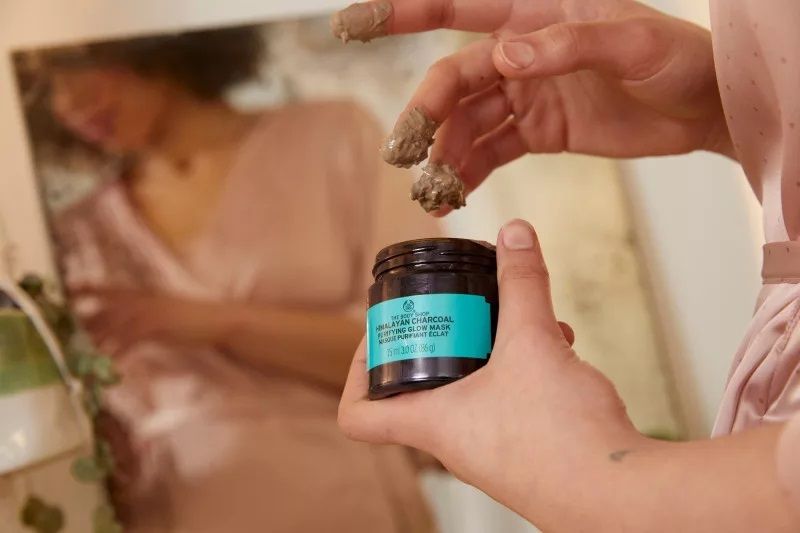 THE BODY SHOP - HIMALAYAN PURIFYING GLOW MASK - HIMALÁJAI BAMBUSZ SZENES TISZTÍTÓ ARCMASZK - 75 ML THE BODY SHOP - HIMALAYAN PURIFYING GLOW MASK - HIMALÁJAI BAMBUSZ SZENES TISZTÍTÓ ARCMASZK - 75 ML