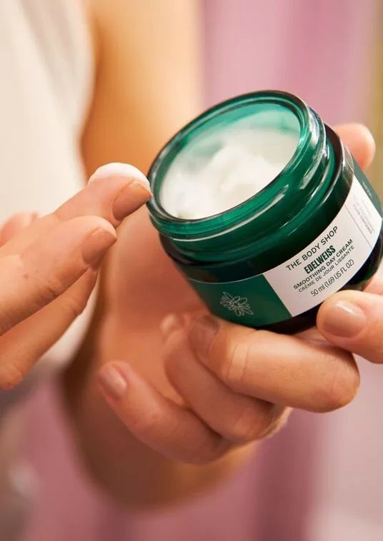 THE BODY SHOP - EDELWEISS SMOOTHING DAY CREAM - EDELWEISS NAPPALI ARCKRÉM - 50 ML THE BODY SHOP - EDELWEISS SMOOTHING DAY CREAM - EDELWEISS NAPPALI ARCKRÉM - 50 ML