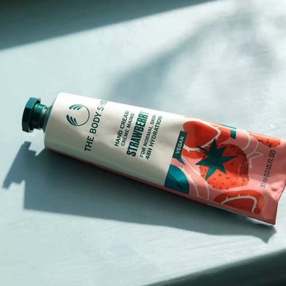 THE BODY SHOP - STRAWBERRY VEGAN HAND CREAM - EPRES VEGÁN KÉZKRÉM - 30 ML THE BODY SHOP - STRAWBERRY VEGAN HAND CREAM - EPRES VEGÁN KÉZKRÉM - 30 ML