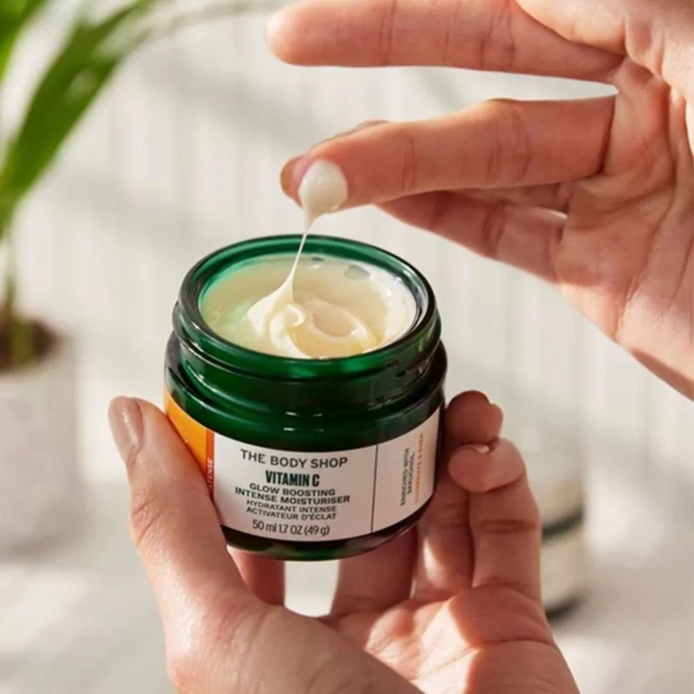 THE BODY SHOP - VITAMIN C GLOW BOOSTING MOISTURIZER - C-VITAMINOS RAGYOGÁSFOKOZÓ NAPPALI ARCKRÉM - 50 ML THE BODY SHOP - VITAMIN C GLOW BOOSTING MOISTURIZER - C-VITAMINOS RAGYOGÁSFOKOZÓ NAPPALI ARCKRÉM - 50 ML