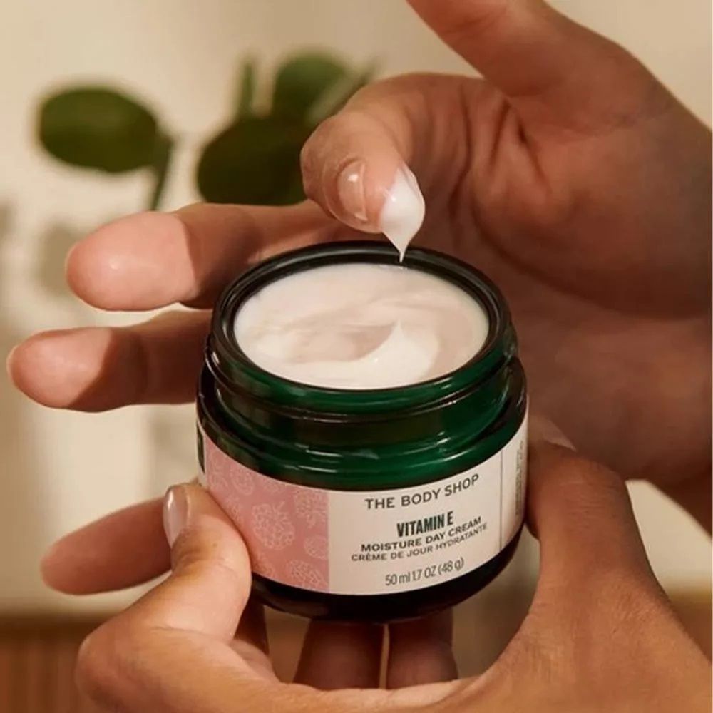 THE BODY SHOP - VITAMIN E MOISTURE DAY CREAM - E-VITAMINOS INTENZÍV ARCKRÉM - 50 ML THE BODY SHOP - VITAMIN E MOISTURE DAY CREAM - E-VITAMINOS INTENZÍV ARCKRÉM - 50 ML